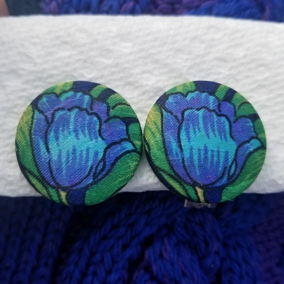 Vintage blue flowers clip on fabric covered - Picture 7 of 13